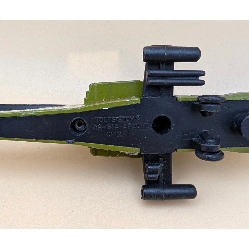 Tootsietoy AH-64A Apache US Army Helicopter Diecast Military Vehicle Green Camo
